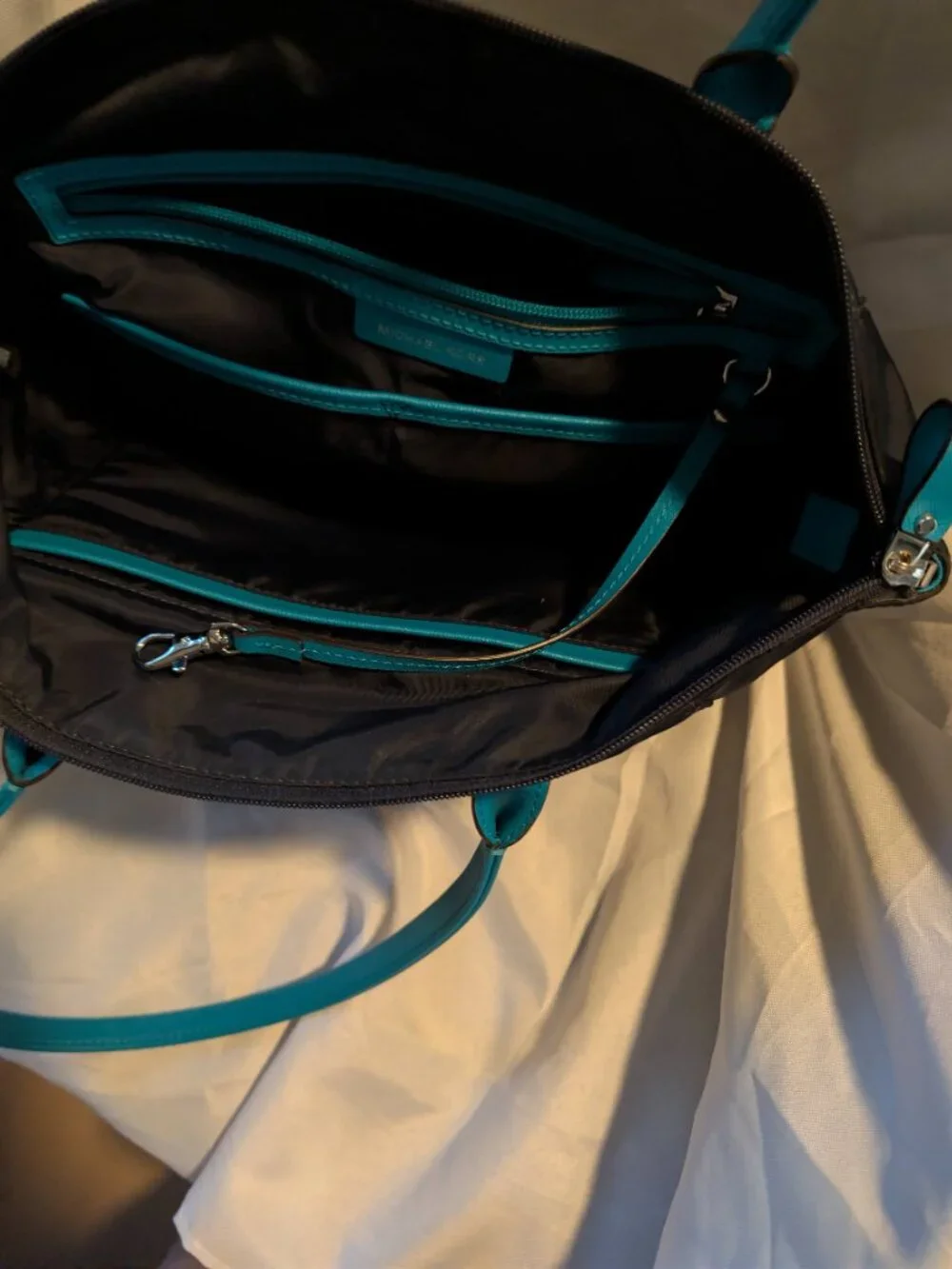 AUTHENTICATED MICHAEL KORS NYLON KELSEY HANDBAG BLACK/TURQUOISE EXCELLENT COND